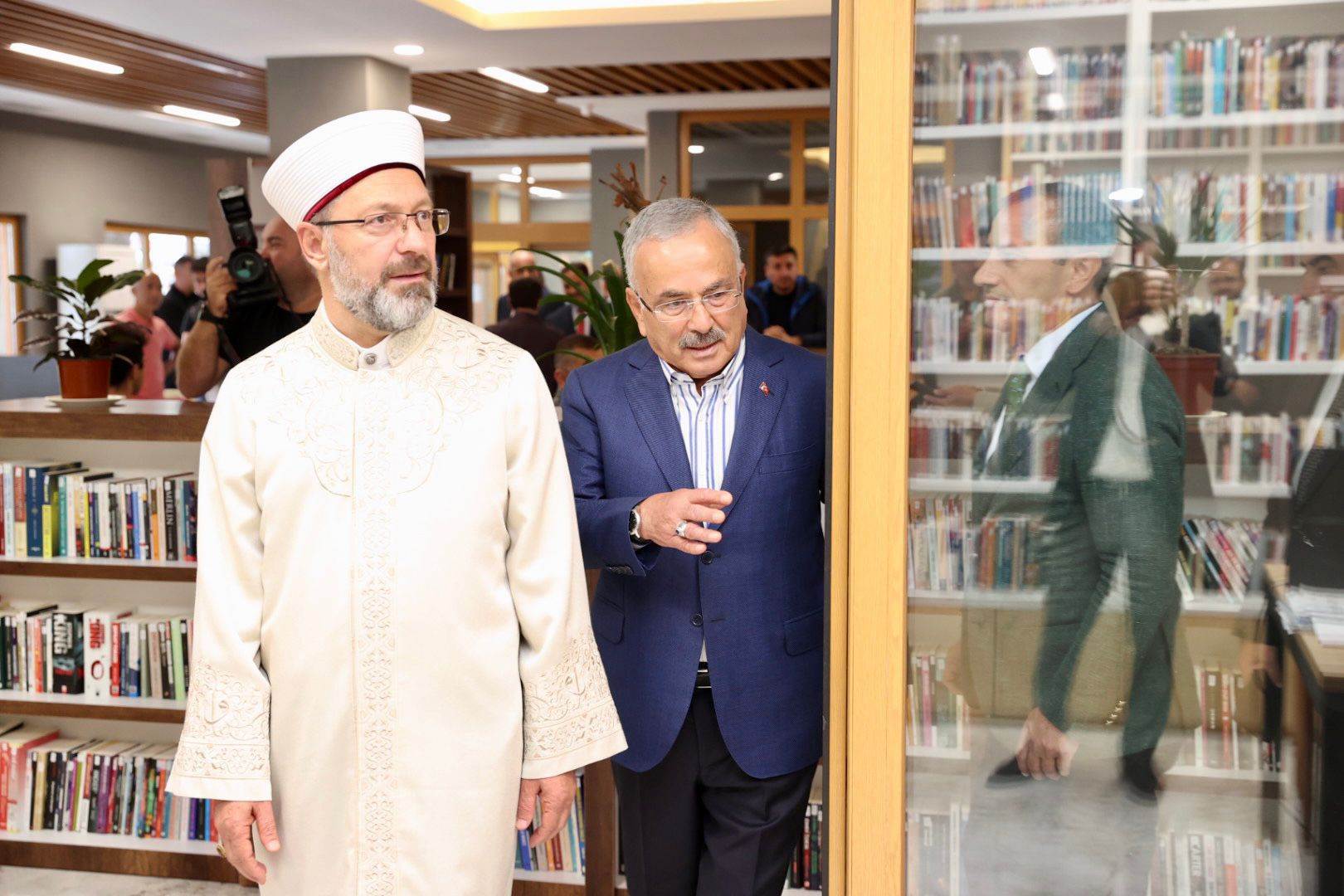BAŞKAN ERBAŞ, “KÜTÜPHANE ÇALIŞMALARINI OLUMLU BULUYORUM”